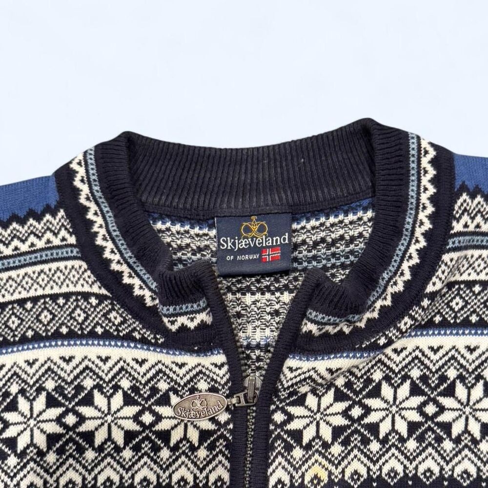 Skjaeveland Navy blue and white Norwegian knit sweater - Picture 2 of 7